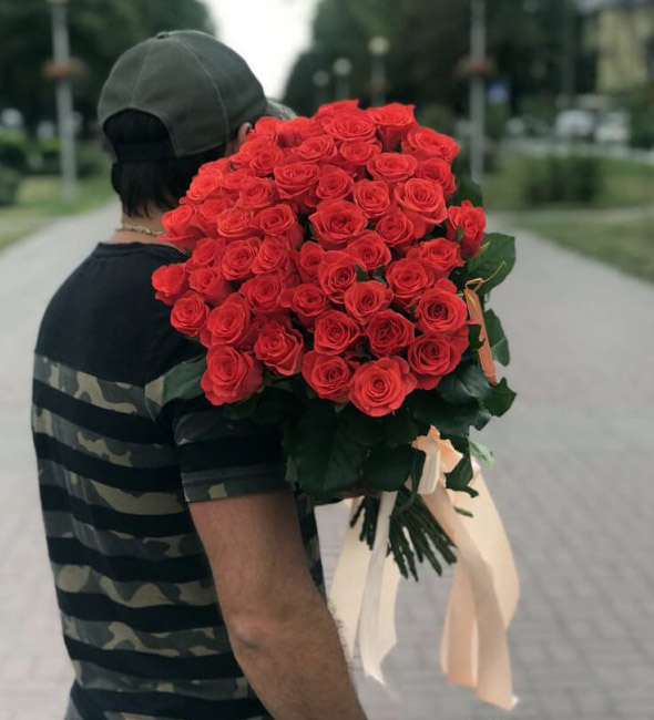 35 коралловых роз (60 см)