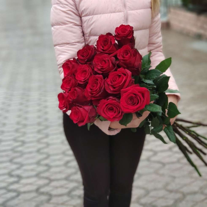 17 бордовых роз (70 см)